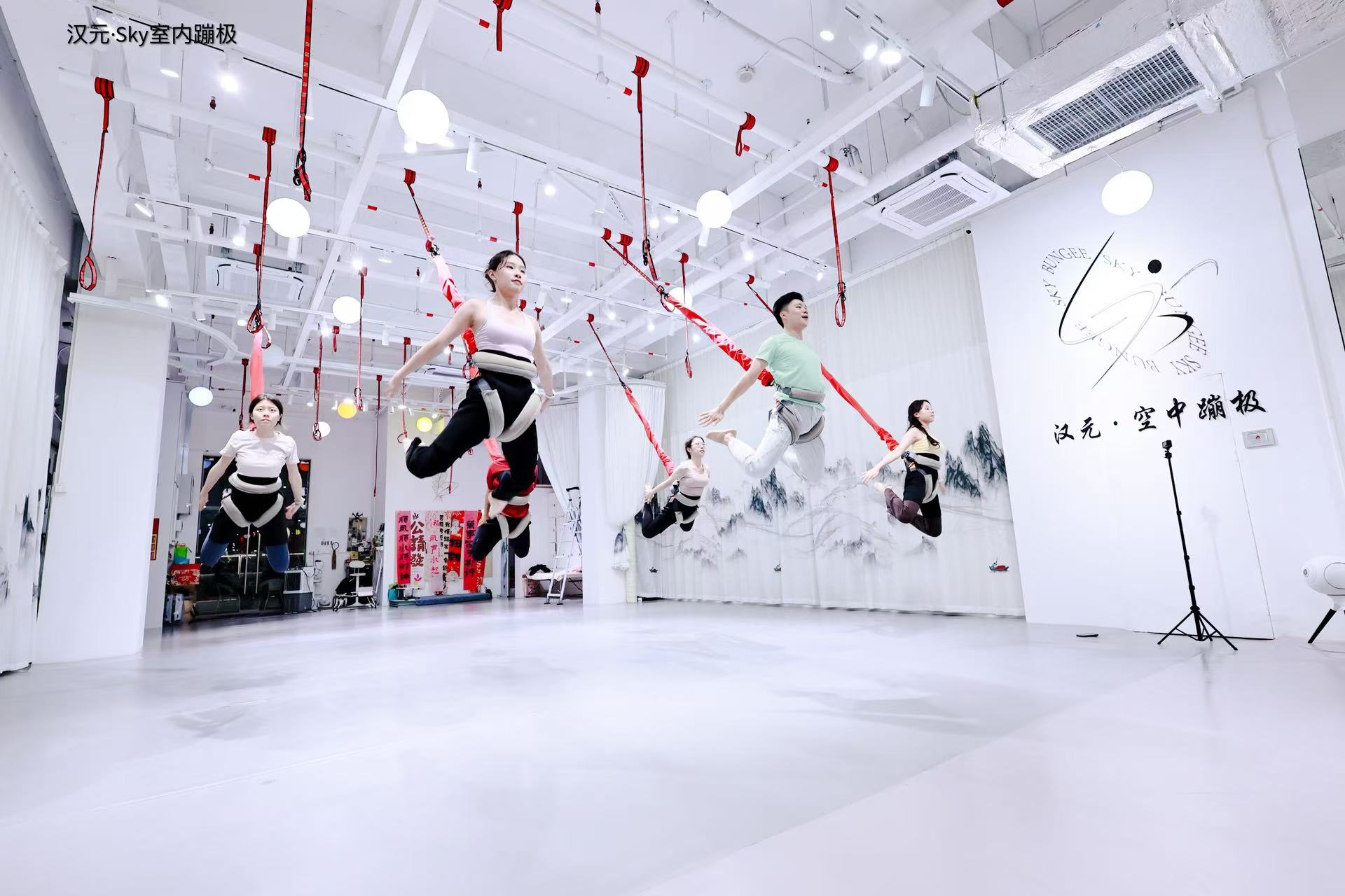 汉元SKY室内蹦极课堂侧面实景